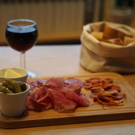 The People Belleville אכסניה