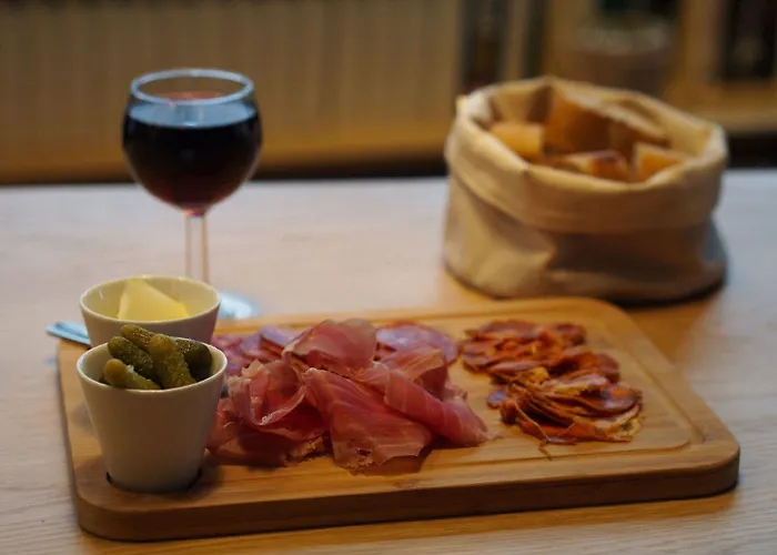 The People Belleville אכסניה