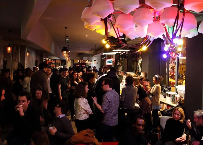 The People Belleville אכסניה